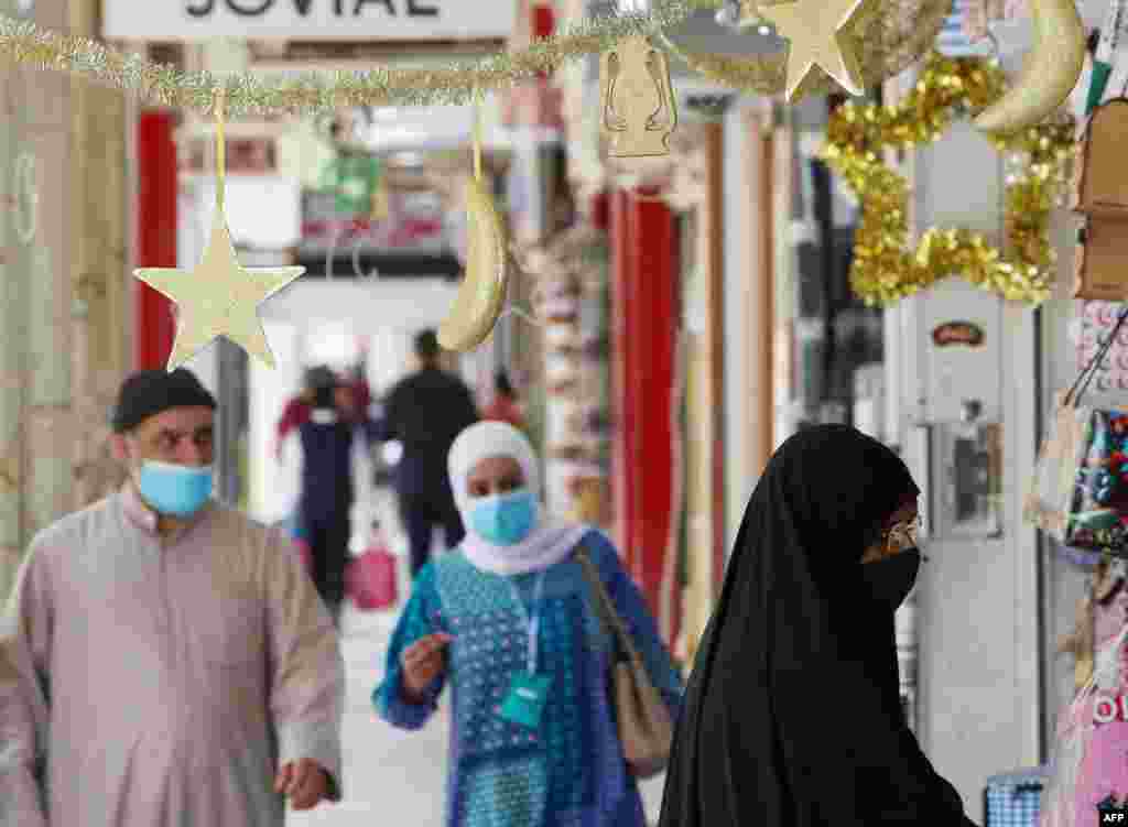 کویت میں رمضان کی آمد پر بازاروں میں چہل پہل میں اضافہ ہو گیا ہے۔