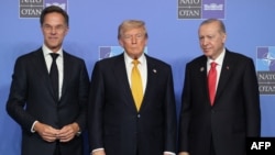 Sekreterê Giştî yê NATO Mark Rutte, Serokê Amerîkayê Donald Trump Serokomarê Tirkiyê Recep Tayyip Erdogan di civîna NATOyê ya li Enqerê de.