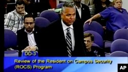 Scot Peterson durante una reunión de la junta escolar del condado Broward, en Florida, el 18 de febrero de 2015. (Imagen tomada de video/Broward County Public Schools).