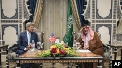 Menlu AS John Kerry bersama dengan Menlu Arab Saudi Pangeran Saud al-Faisal di Terminal Kerajaan Raja Abdulaziz, Bandara Internasional, Jeddah, Arab Saudi (11/9).