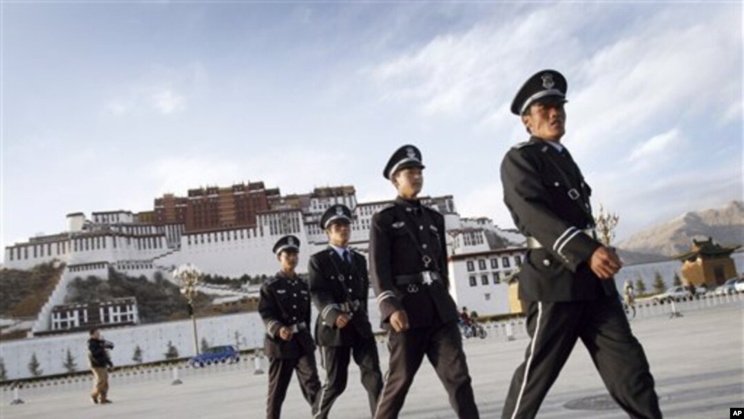Pasukan keamanan Tiongkok melakukan patroli di wilayah otonomi Tibet (foto: dok). 