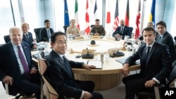 ARCHIVO - El presidente ucraniano Volodymyr Zelenskyy, en el centro de la retaguardia, se une a los líderes mundiales del G7 en una sesión de trabajo en la Cumbre del G7 en Hiroshima, Japón, el 21 de mayo de 2023. 