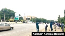 Des journalistes sont postés devant la Haute Cour fédérale en attendant l'arrivée du leader de l'IPOB, Nnamdi Kanu, au tribunal d'Abuja, au Nigeria. 26 juillet 2021.