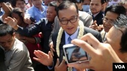 Sam Rainsy, ketua partai oposisi Cambodia National Rescue, berbicara pada media di Phnom Penh (16/8). (VOA/Robert Carmichael)