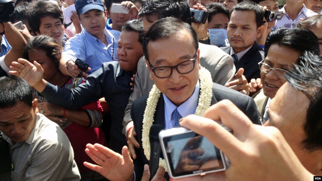 Ông Sam Rainsy nói chuyện với các nhà báo bên ngoài cổng phi trường, 16/8/13
