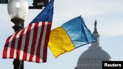 Американський та українсьий прапори майорять на тлі конгресу США