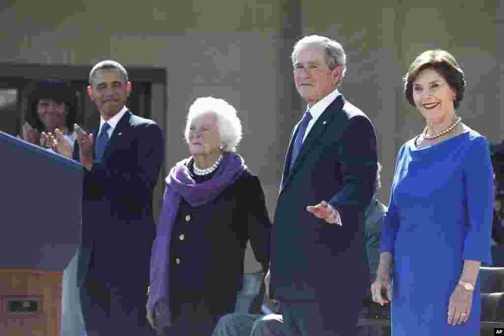 Presiden Barack Obama berdiri bersama Ibu Negara Michelle Obama, kiri, mantan Presiden George W. Bush, Laura Bush, dan Barbara Bush pada peresmian perpustakaan George W. Bush di kampus Universitas Southern Methodist di Dallas, April.