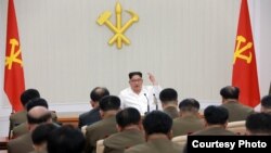 朝中社2018年5月18日发布金正恩主持军委会照片