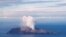 El volcán Whakaari, en la Isla Blanca de Nueva Zelanda, aún lanzaba una columna de humo hacia el aire el 12 de diciembre de 2019.