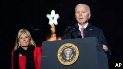 Presiden Joe Biden dan ibu negara Jill Biden menghadiri upacara penyalaan Pohon Natal Nasional di Ellipse di Washington, Kamis, 2 Desember 2021. (AP Photo/Susan Walsh)