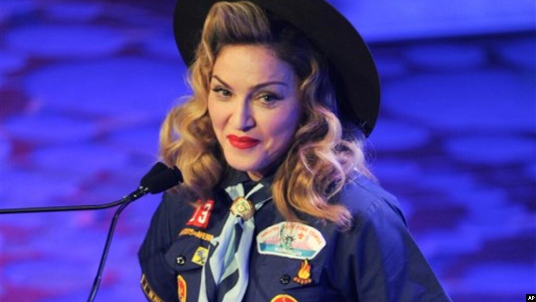 Penyanyi Madonna berpakaian seperti pramuka pada acara pemberian penghargaan untuk komunitas gay, lesbian dan transgender GLAAD Media Awards di New York (16/3). (AP/Evan Agostini/Invision)