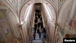 Para peziarah berdoa di Tangga Suci di Roma, Italia, 16 April 2019. (Foto: Reuters)