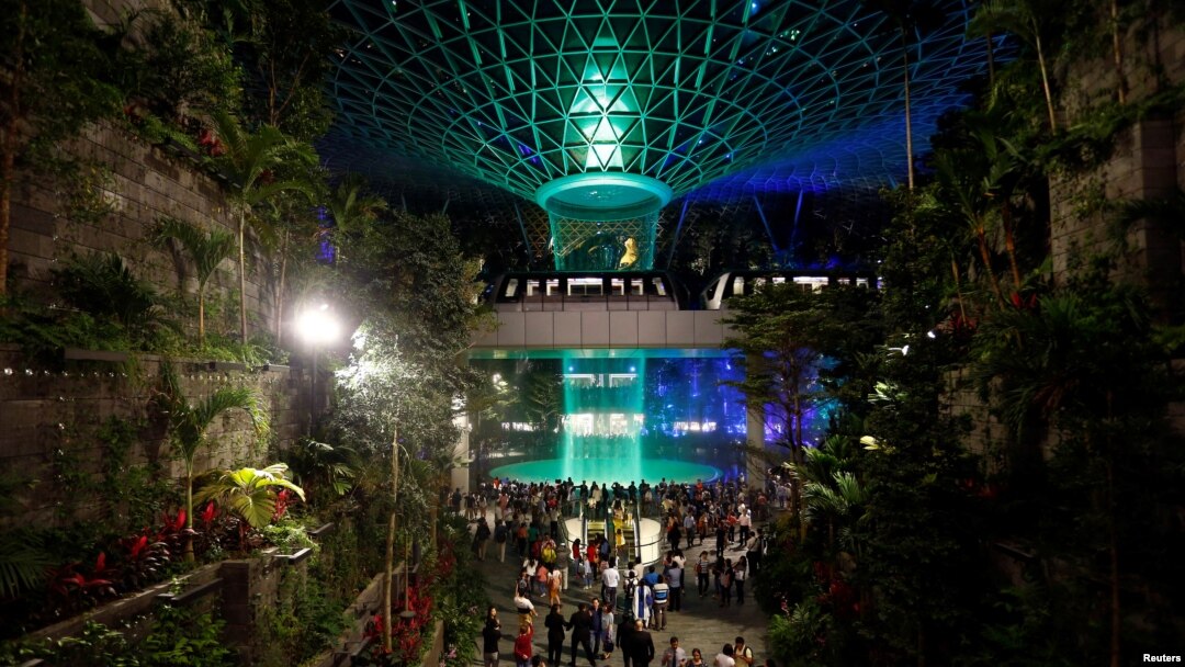 Rain Vortex, air terjun setinggi 40 meter yang merupakan air terjun dalam ruangan yang tertinggi di dunia, tampak seen di dalam Jewel Complex, Bandara Changi, Singapura, 11 April 2019.