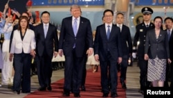 唐纳德·特朗普总统抵达北京，中国国家副主席韩正到机场迎接。(2026年5月13日)