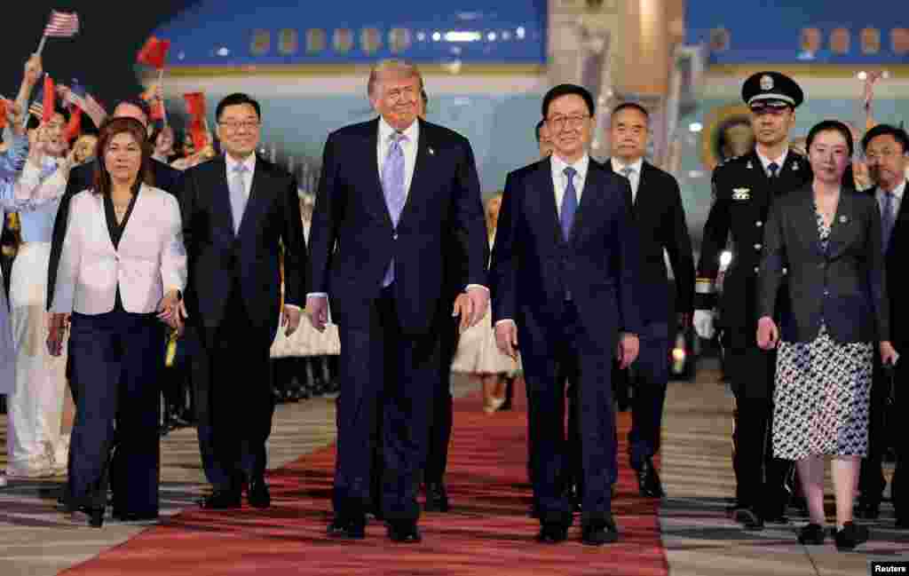 特朗普总统乘“空军一号”专机抵达北京首都国际机场后，与中国国家副主席韩正走在欢迎仪式的红地毯上。(2026年5月13日)