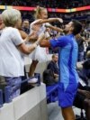 Novak Đoković proslavlja pobedu na Ju Es Openu sa svojom ćerkom Tarom (Foto: AFP/Kena Betancur)