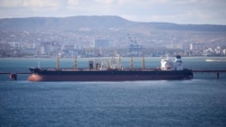 Sebuah kapal tanker minyak ditambatkan di kompleks Sheskharis, bagian dari Chernomortransneft JSC, anak perusahaan Transneft PJSC, di Novorossiysk, Rusia, 11 Oktober 2022. (Foto: AP)