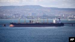 Нефтяной танкер на комплексе «Шесхарис», входящем в состав АО «Черномортранснефть» в Новороссийске, Россия