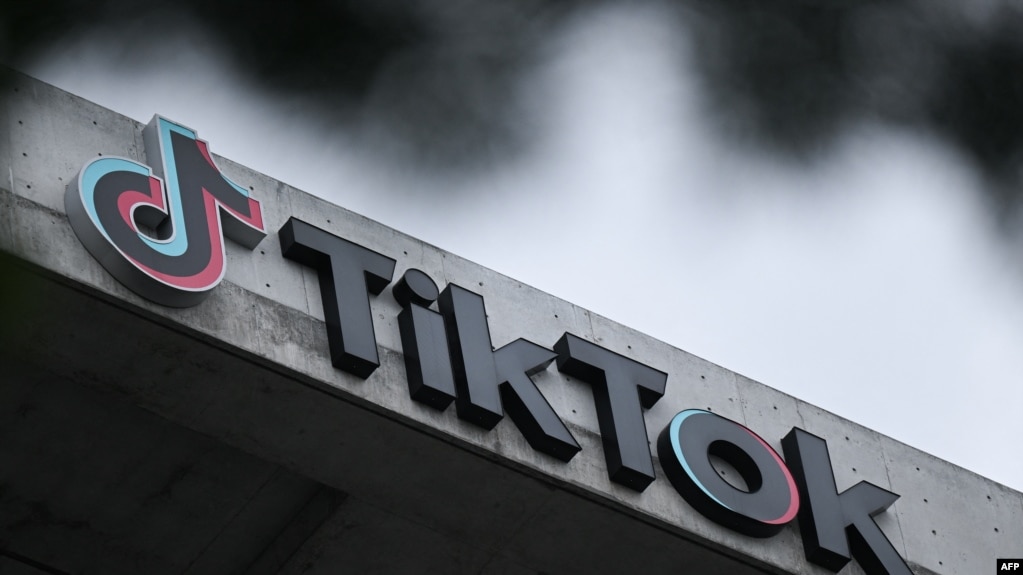 资料照片：美国加利福尼亚州一个办公楼展示的TikTok标志。（2023年3月16日）(photo:VOA)