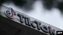 资料照片：美国加利福尼亚州一个办公楼展示的TikTok标志。（2023年3月16日）