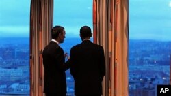 US President Barack Obama (R) chats with Prime Minister of Norway Jens Stoltenberg as they look out over the city at the Prime Minister's office during a meeting in Oslo, 10 Dec 2009