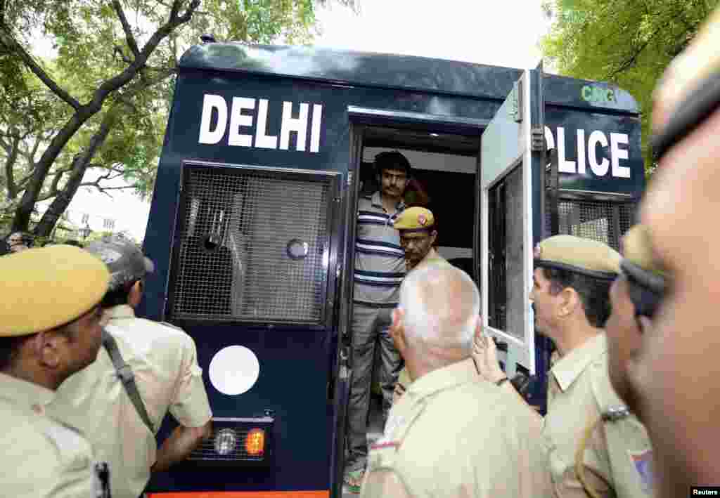 Akshay Thakur (atas), salah satu dari empat pria yang dijatuhi hukuman mati atas kasus pemerkosaan dan pembunuhan seorang wanita Desember lalu, keluar dari kendaraan polisi di luar pengadilan New Delhi, India.