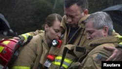 Bomberos de Sandy Hook guardan un minuto de silencio en tributo a las víctimas de la matanza de Newtown, en Connecticut.