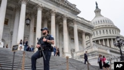 Un oficial de policía del Capitolio de Estados Unidos observa mientras los legisladores abandonan la Cámara de Representantes el 25 de septiembre de 2024. AP