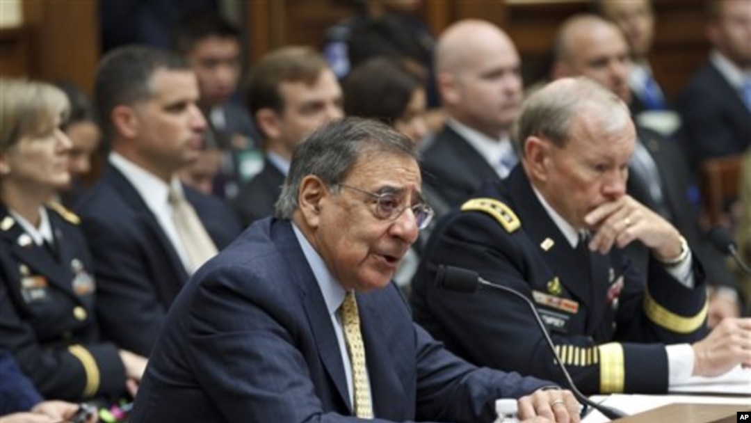 Menteri Pertahanan Amerika Leon PAnetta (kiri) didampingi Kepala Staf Militer AS Jendral Martin Dempsey di Capitol Hill, Washington (19/4).