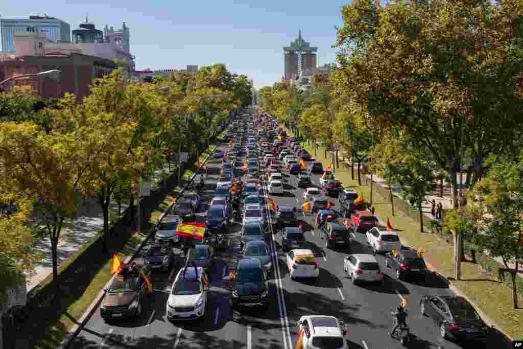 تظاهرکنندگان در ماشین‌های خود با اهتزاز پرچم اسپانیا به اقدامات دولت در مبارزه با شیوع ویروس کرونا، اعتراض کردند.