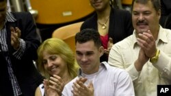 Elián González, centro, participa de una sesión en la Asamblea Nacional de La Habana, el pasado mes de diciembre cuando rindieron homenaje a los 5 espías cubanos liberados por EE.UU.