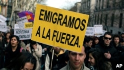 Des manifestants protestent contre le chômage des jeunes et l'émigration provoquée par la crise financière à Madrid, Espagne, le 7 avril 2013. Sur leurs pancartes, il est écrit : «Nous sommes obligés de partir» et «Ils nous renvoient».