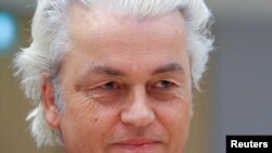 ARSIP – Politisi anti-Islam Belanda, Geert Wilders, tampil di pengadilan dan menuduh para jaksa mencoba untuk menghilangkan haknya atas kebebasan berpendapat, Amsterdam, Belanda, 17 Mei 2018 (foto: Reuters/Francois Walschaerts)