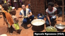 Aloys Robin, du PAM, avec les enfants à la cantine scolaire à Makodi dans le nord du Congo-Brazzaville, 23 mars 2017. (VOA/ Ngouela Ngoussou)