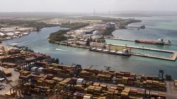 Tumpukan peti kemas di Pelabuhan Cristobal yang dioperasikan oleh Perusahaan Pelabuhan Panama di Colon, Panama, 4 Februari 2025. (Foto: Matias Delacroix/AP Photo)