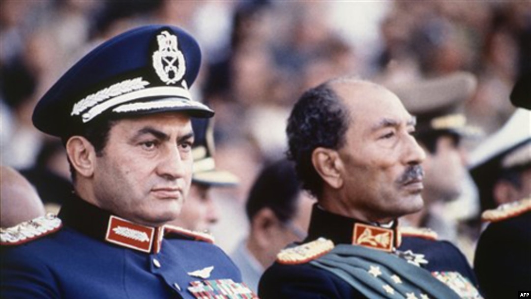 Vitse-prezident Husni Muborak va prezident Anvar Sadat, parad paytida otishma boshlanishidan bir necha daqiqa oldin olingan rasm, 6 oktabr 1981