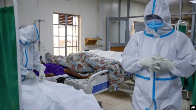 Petugas medis bersiap mengevakuasi jenazah pasien virus corona yang telah meninggal dunia, di unit perawatan intensif sebuah rumah sakit di Machakos, Kenya, Jumat, 20 Agustus 2021. (Foto: AP)