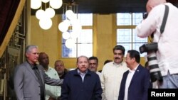 El presidente de Nicaragua, Daniel Ortega, al centro, llega al Palacio de la Revolución para asistir a una reunión con representantes del grupo ALBA en La Habana, Cuba, el 14 de diciembre de 2022. Cortesía del Palacio de Miraflores/ Vía REUTERS.