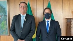 El presidente brasileño, Jair Bolsonaro, posa junto a su homólogo de Uruguay, Luis Lacalle Pou, durante la cumbre celebrada entre ambos en Brasilia, Brasil, el 3 de febrero de 2021. Foto cortesía Presidencia de Uruguay.