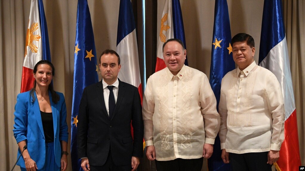 12月2日(当地时间)，法国驻菲律宾大使玛丽·丰坦勒、法国国防部长巴斯蒂安·勒科尔努、菲律宾国防部长吉尔贝托·特奥多罗、菲律宾副国防部长埃斯皮诺在菲律宾马尼拉一家酒店举行的联合记者招待会前合影。（从左至右，美联社）(photo:VOA)