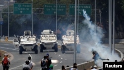 Столкновения сил оппозиции с военными в районе авиабазы имени генерала Франсиско де Миранда в Каракасе, Венесуэла, 30 апреля 2019 года