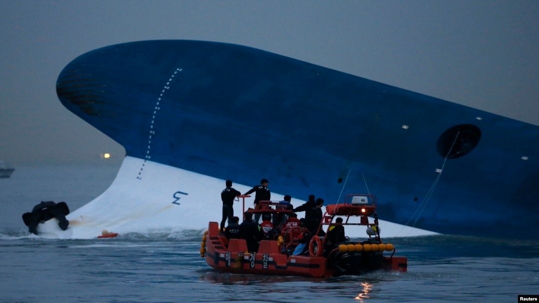 Polisi maritim Korea Selatan terus melakukan upaya pencarian penumpang yang masih hilang di depan kapal ferry "Sewol" yang tenggelam di perairan Jindo (16/4).