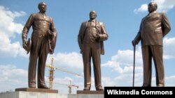 북한이 보츠와나 수도 가보로네에 세운 'Three Dikogsi Monument'. 보츠와나 독립에 기여한 세 부족 지도자의 동상으로 지난 2005년 공개됐다.