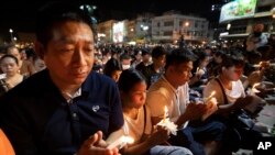 9일 태국에서 발생한 총기 난사 피해자들을 위한 촛불 추모 집회가 열리고 있다