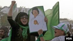 Para pendukung Moammar Gaddafi melakukan unjuk rasa di dekat kompleks Gaddafi di Bab al-Aziziya, Tripoli yang menjadi target serangan NATO.