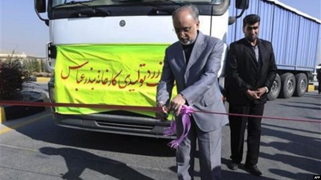 Šef iranske organizacije za atomsku energiju, Ali Akbar Salehi, prilikom svečanog dolaska prvog kamiona sa rudom uranijuma iskopanom u Iranu