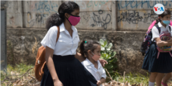 Los niños asisten a las escuelas mientras las clases siguen siendo presenciales a pesar de los riesgos de contagios por la pandemia del coronavirus. Agosto de 2021. [Fotografía: Houston Castillo Vado]