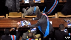 Bakeli mibeko bazali kokabola mikanda na likita moko na Assemblée nationale, Palais du peuple, Kinhsasa, 15 décembre 2012.