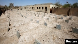 Sebuah kuburan masal untuk kaum militan Islamic State tampak di Falluja, Irak, 4 September 2016 (foto: Reuters/Khalid al Mousily)