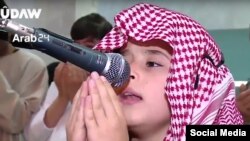 عیسي شریف د عمان د اوابین په جومات کې د دعا کولو پرمهال 